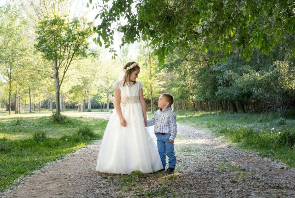 Reportaje comunión dos hermanos. Fotógrafo comunión en Zaragoza. Sesión fotos hermanos 17
