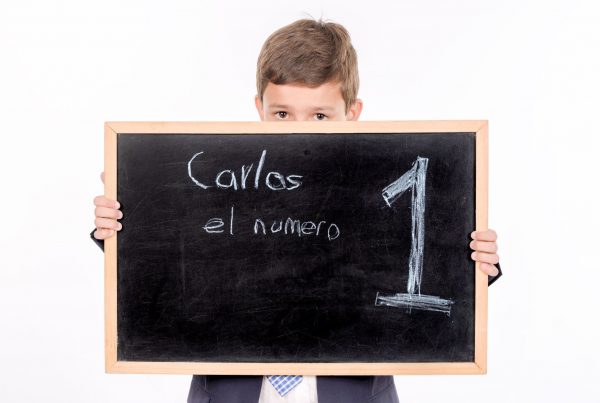 Reportaje de Comunión de niño en parque del agua y estudio. Fotógrafo comuniones en Zaragoza 08