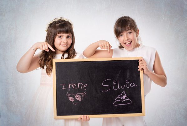 Reportaje de comunión hermanas comunión doble en Zaragoza. Fotografía de comunión fotógrafo de comuniones 01