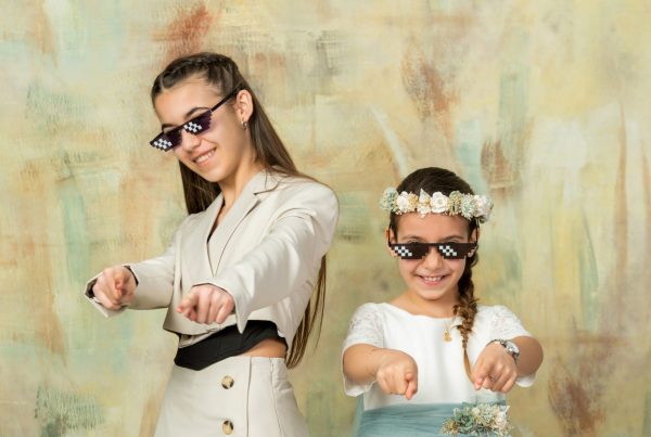 Reportaje de comunion de estudio con encanto e ilusion 03 scaled