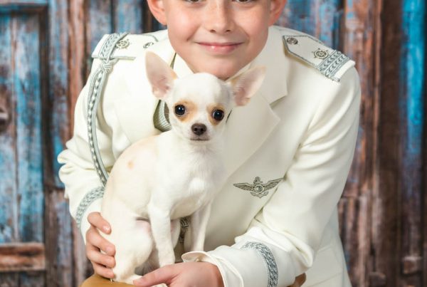 Reportaje de estudio de punta en blanco divertido y fresco 03