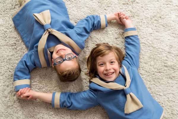 Reportaje de comunion mellizos en el rio Ebro por el parque MAcanad Zaragoza 01